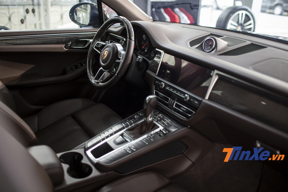 Kh&ocirc;ng gian nội thất sang trọng v&agrave; mang t&iacute;nh thể thao của Porsche Macan 2019.