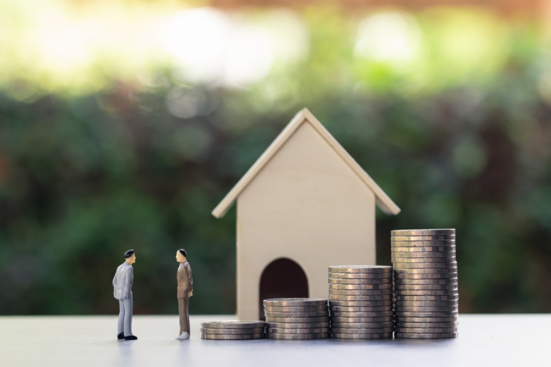 Hai người đang thương lượng gi&aacute; cả mua b&aacute;n nh&agrave;