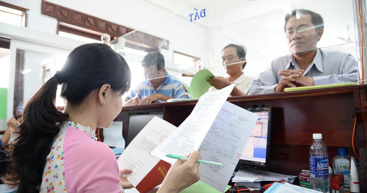 Người dân có thể khiếu nại khi diện tích thực tế và sổ đỏ khác nhau. 3 đàn ông, một phụ nữ tại bàn làm việc cơ quan hành chính, làm thủ tục về sổ đỏ
