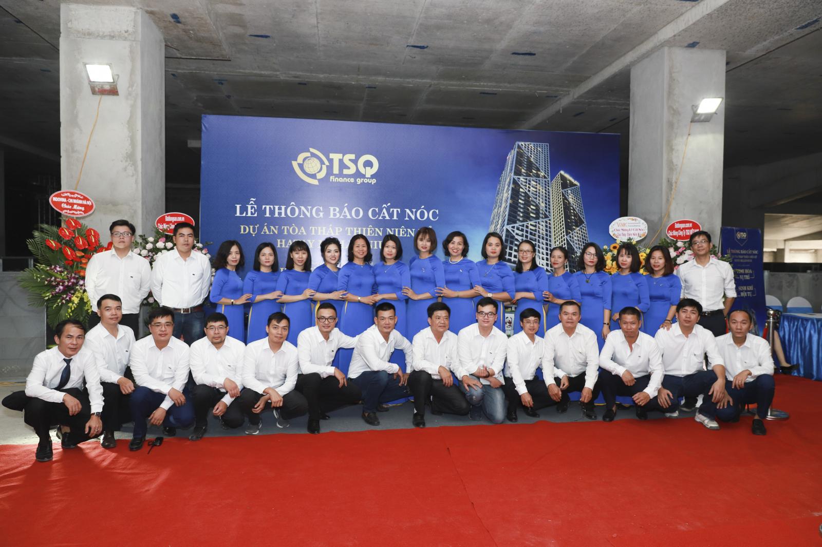 Nam mặc áo trắng quần đen ngồi phía trước, nữ mặc áo dài màu xanh đứng phía sau