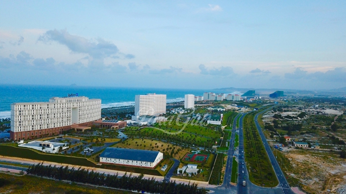 bất động sản nghỉ dưỡng ven biển gồm nhiều tòa nhà cao tầng, đường đi