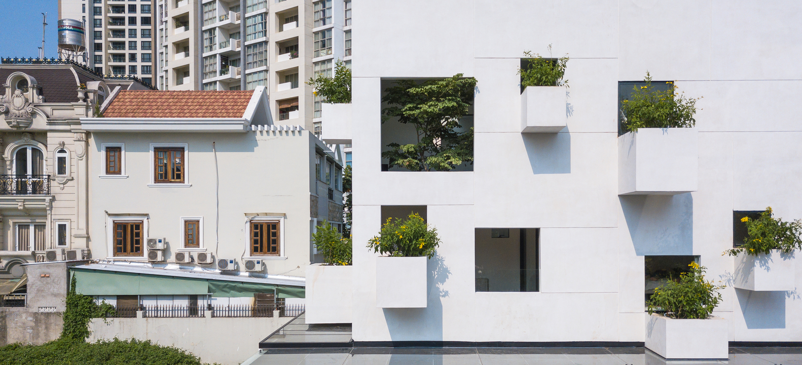 những khối hộp trồng cây ở bên ngoài ngôi nhà