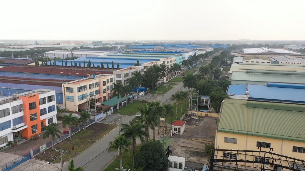 Hình ảnh các khu công nghiệp nằm 2 bên một con đường và hàng dừa trồng hai bên đường