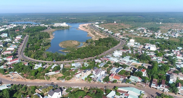 Ảnh chụp một hồ nước từ trên cao, xung quanh là khu dân cư với nhiều ngôi nhà, xen kẽ là cây xanh
