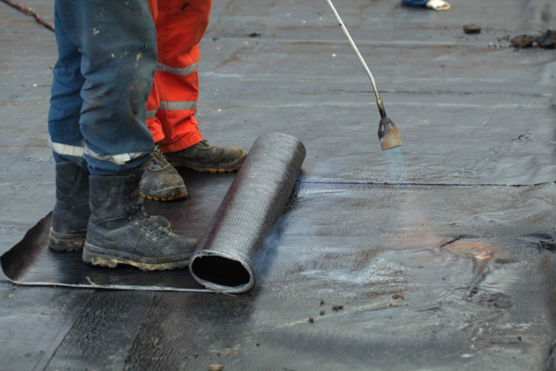 c&ocirc;ng nh&acirc;n đang d&ugrave;ng đ&egrave;n kh&ograve; kh&iacute; gas đốt n&oacute;ng m&agrave;ng chống thấm.