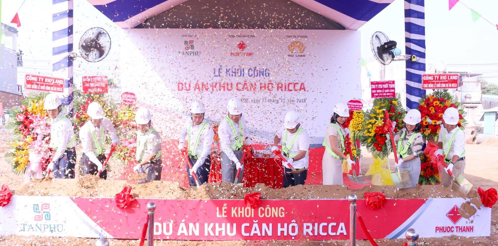 9 người đang đứng cầm xẻng xúc đất tại lễ khởi công dự án khu căn hộ Ricca
