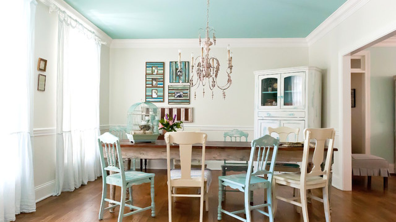 Khi trang trí trần nhà, tránh sử dụng màu đậm hơn so với màu sàn. trần nhà màu xanh