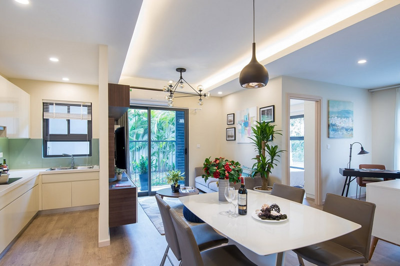 Trần thạch cao hoặc trần gỗ phù hợp để lắp đặt đèn LED âm trần. đèn LED âm trần trong phòng ăn