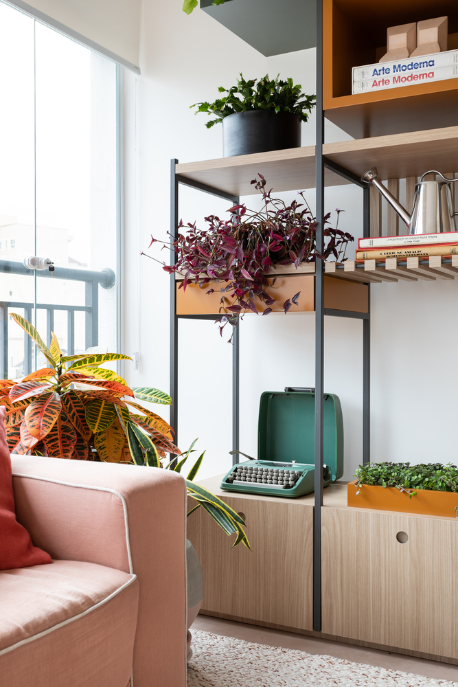 Sự tương phản màu sắc được tạo nên từ màu hồng của sofa, màu be trên thảm... sofa màu hồng
