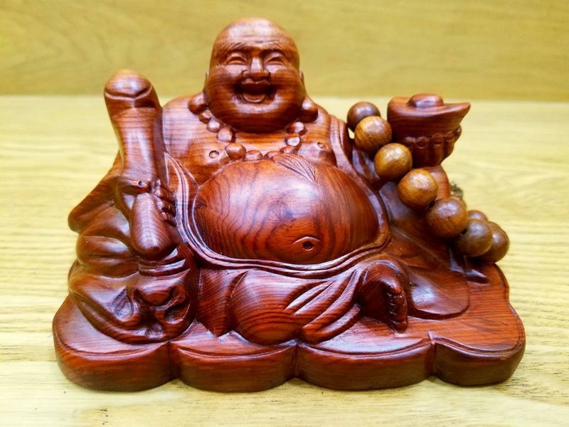 Tượng Phật Di Lặc bằng gỗ màu nâu.
