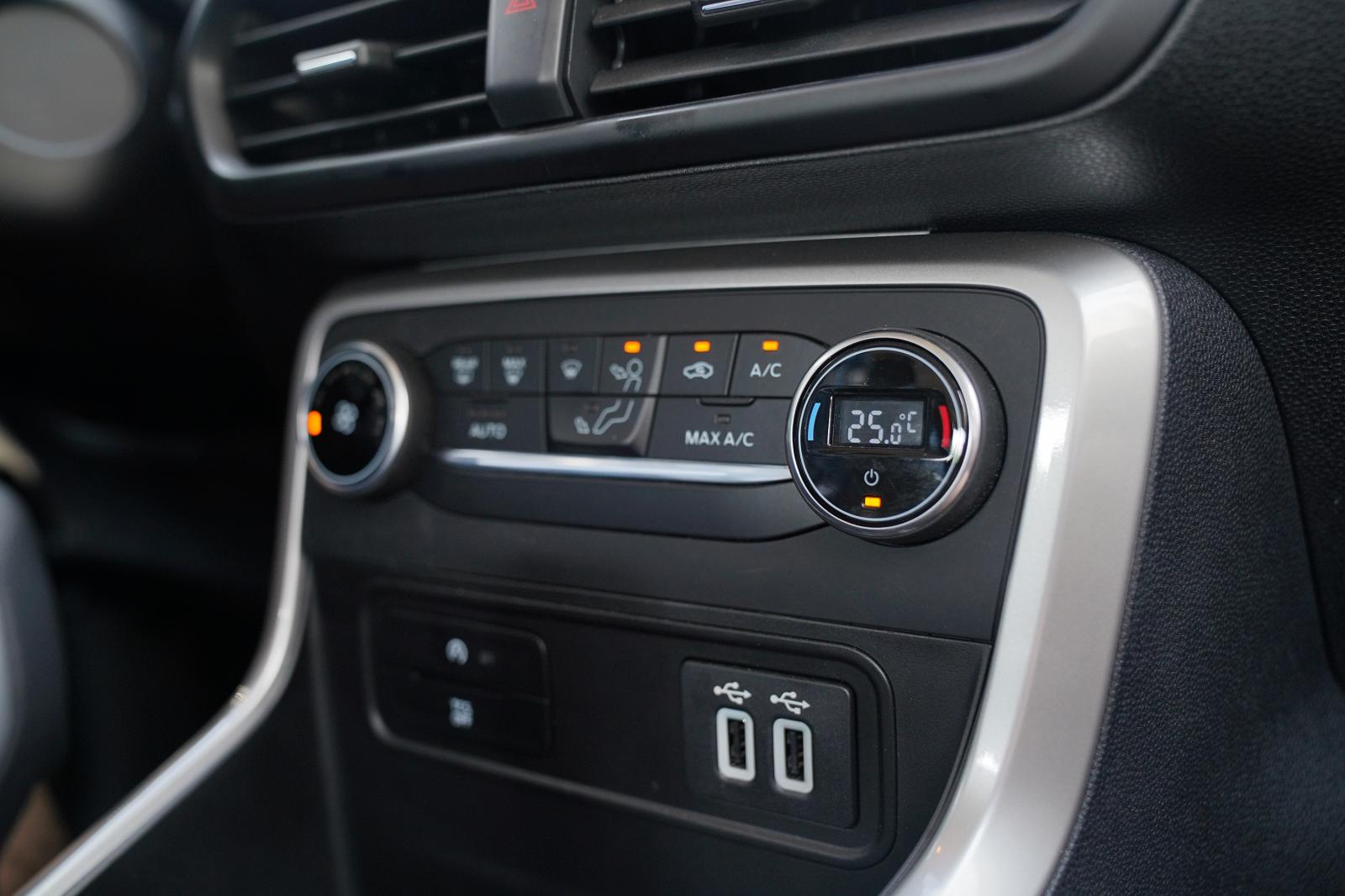 Trang bị tiện nghi trên xe Ford EcoSport 2020: Hệ thống nút bấm điều khiển chức năng 1