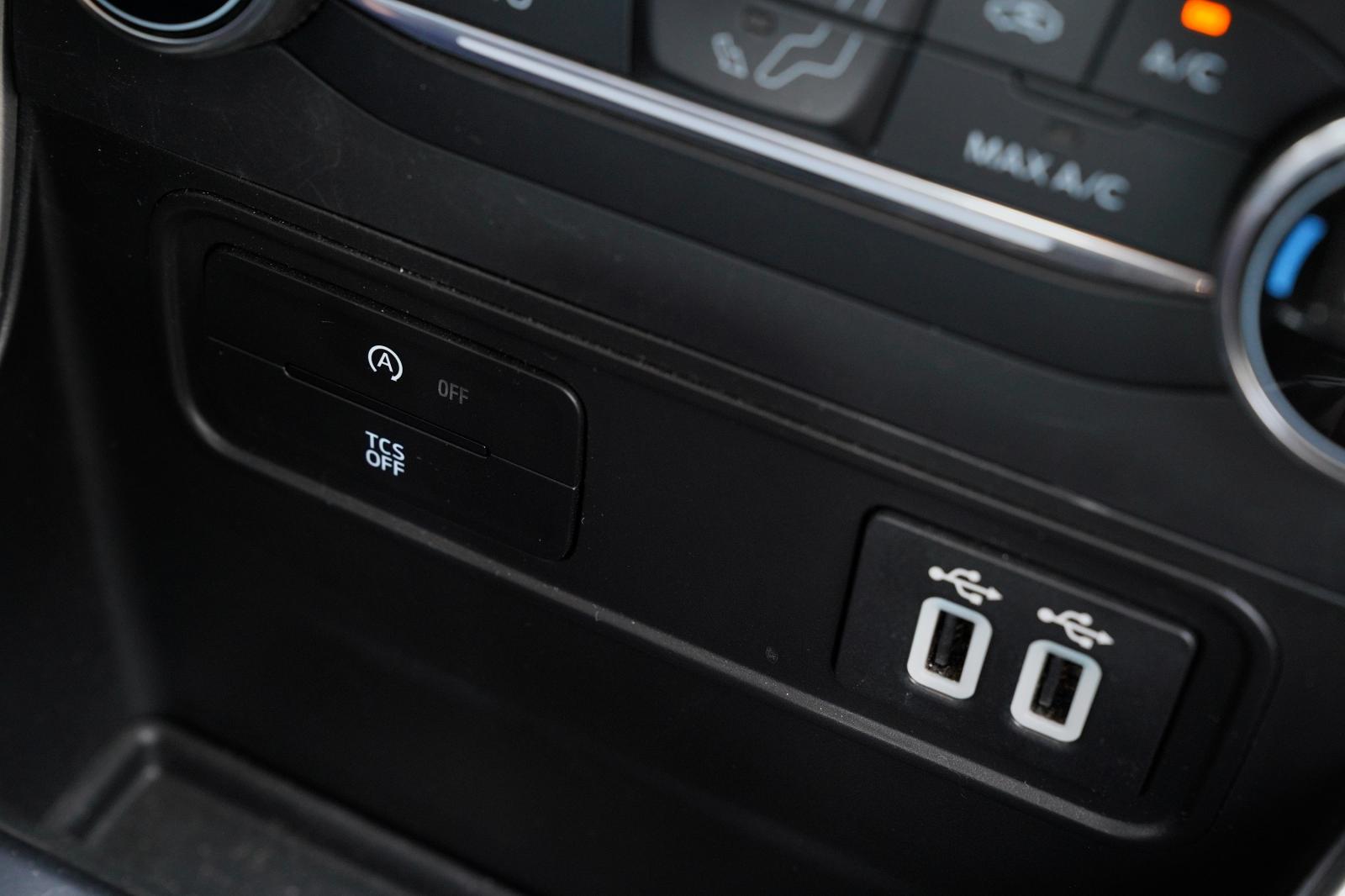 Trang bị tiện nghi trên xe Ford EcoSport 2020: Cổng kết nối 1