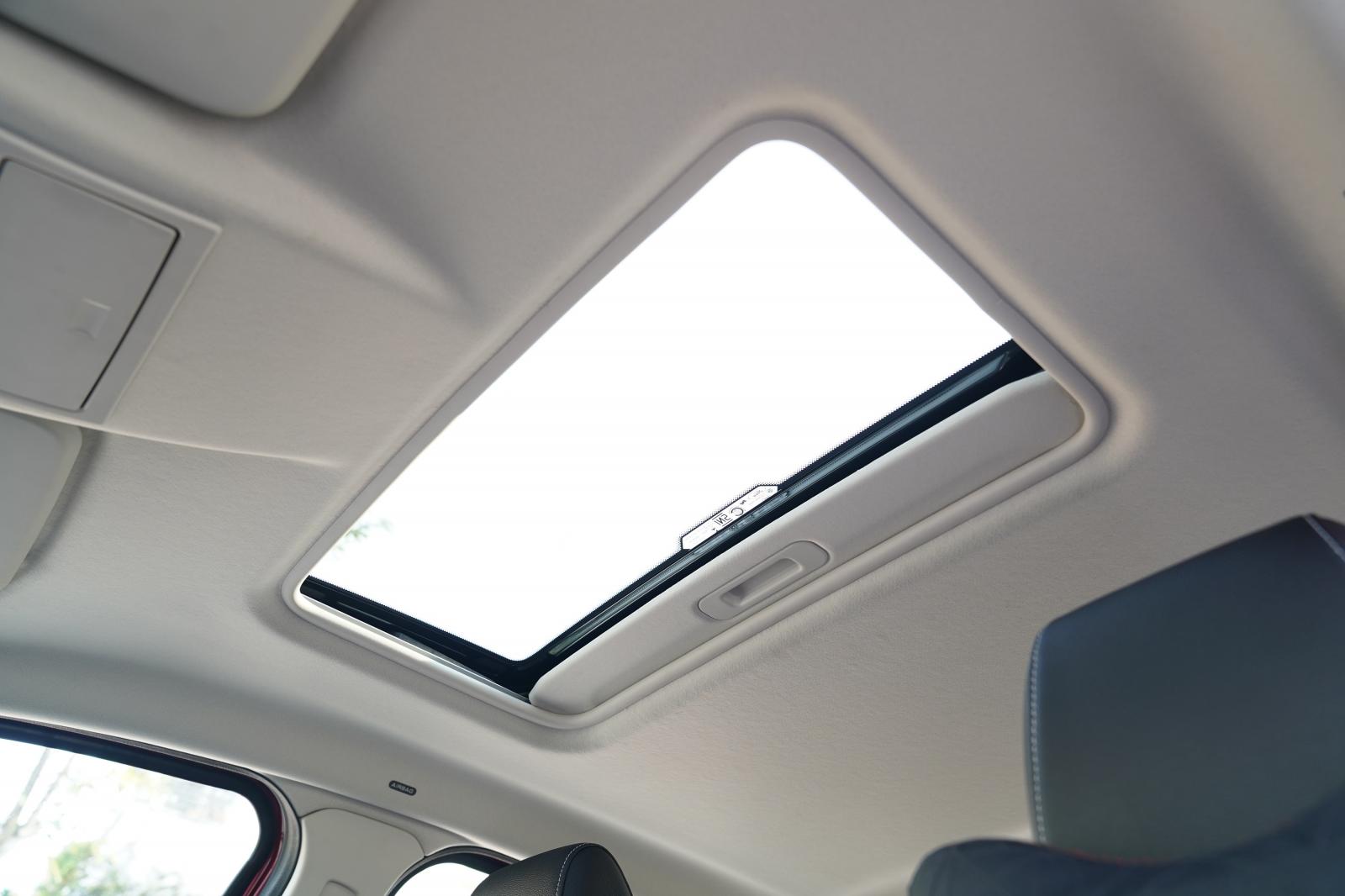 Trang bị tiện nghi trên xe Ford EcoSport 2020: Cửa sổ trời toàn cảnh 1