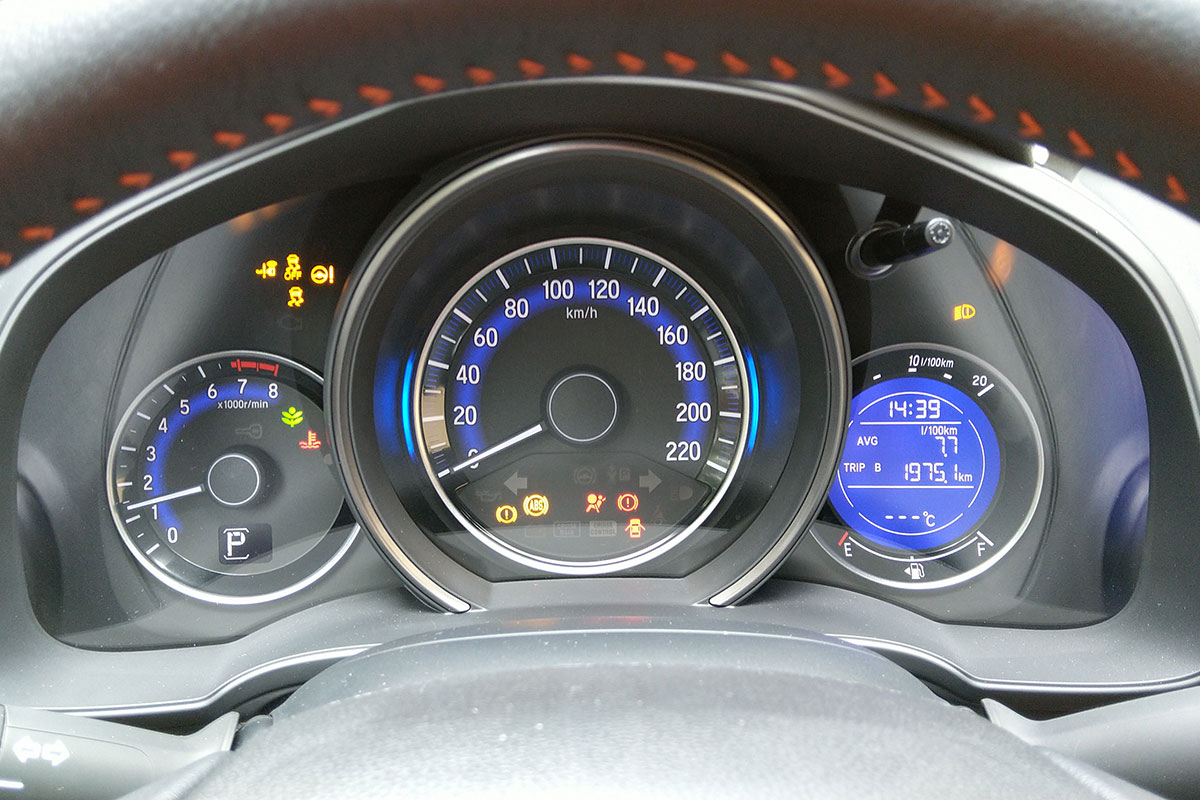 Đồng hồ lái của xe Honda Jazz 2020 1