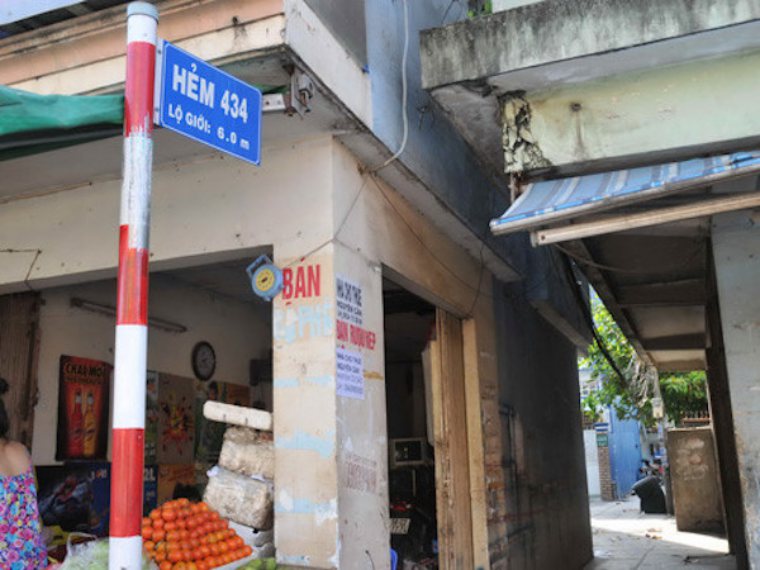 hình ảnh một ngõ nhỏ, đầu ngõ có cắm biển với nội dung là hẻm 434, lộ giới 6.0m