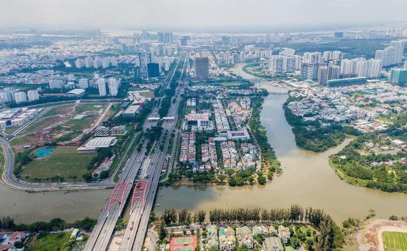 bất động sản phía Nam TP.HCM nhìn từ trên cao có trục đường Nguyễn Văn Linh, sông nước và nhiều nhà ở