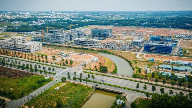 Các công trình đang xây dựng trên một khu đất gần đường