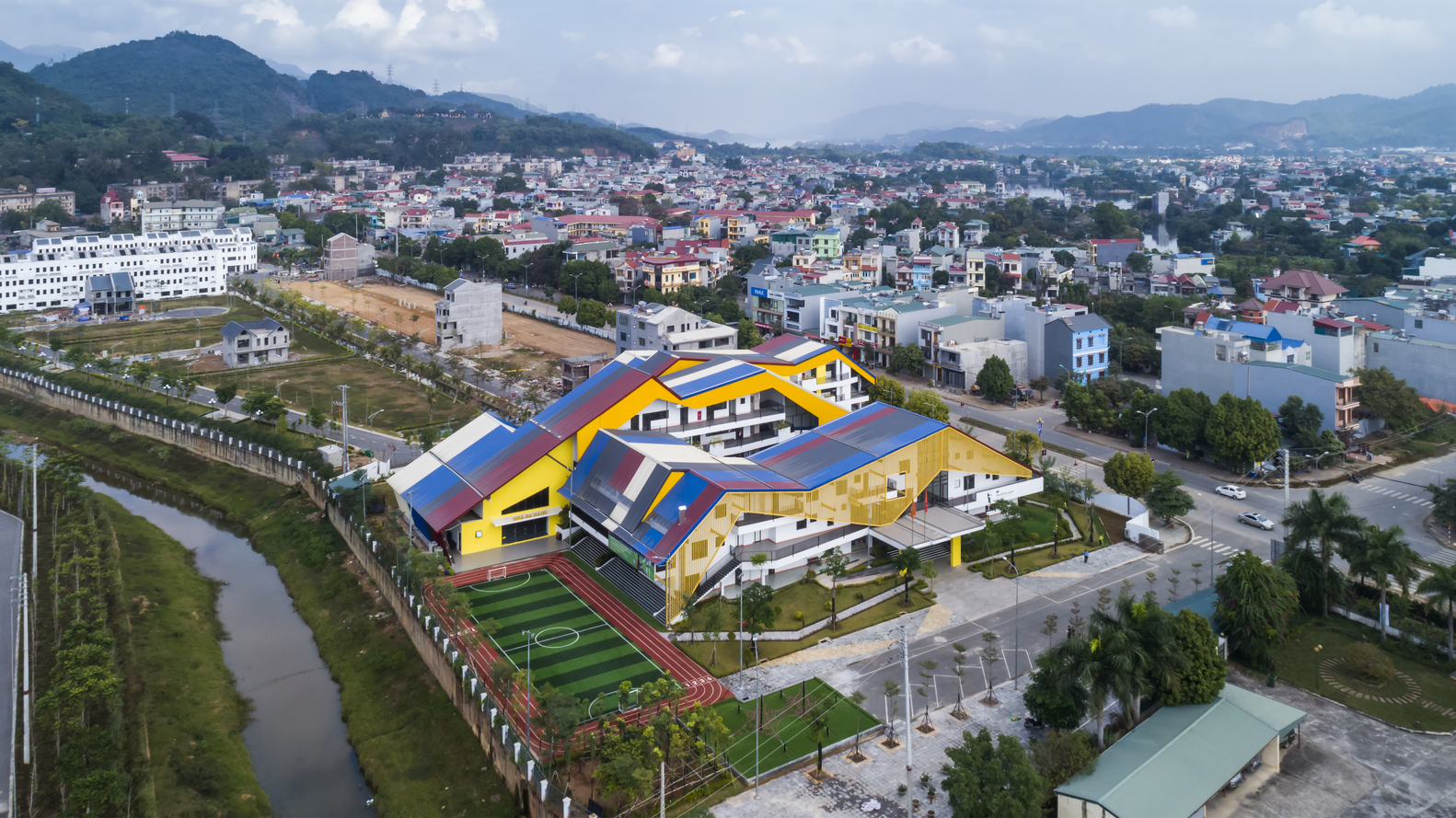 H&igrave;nh ảnh to&agrave;n cảnh trường mầm non v&agrave; Tiểu học Dạ Hợp ở H&ograve;a B&igrave;nh với thiết kế độc đ&aacute;o, m&agrave;u sắc rực rỡ