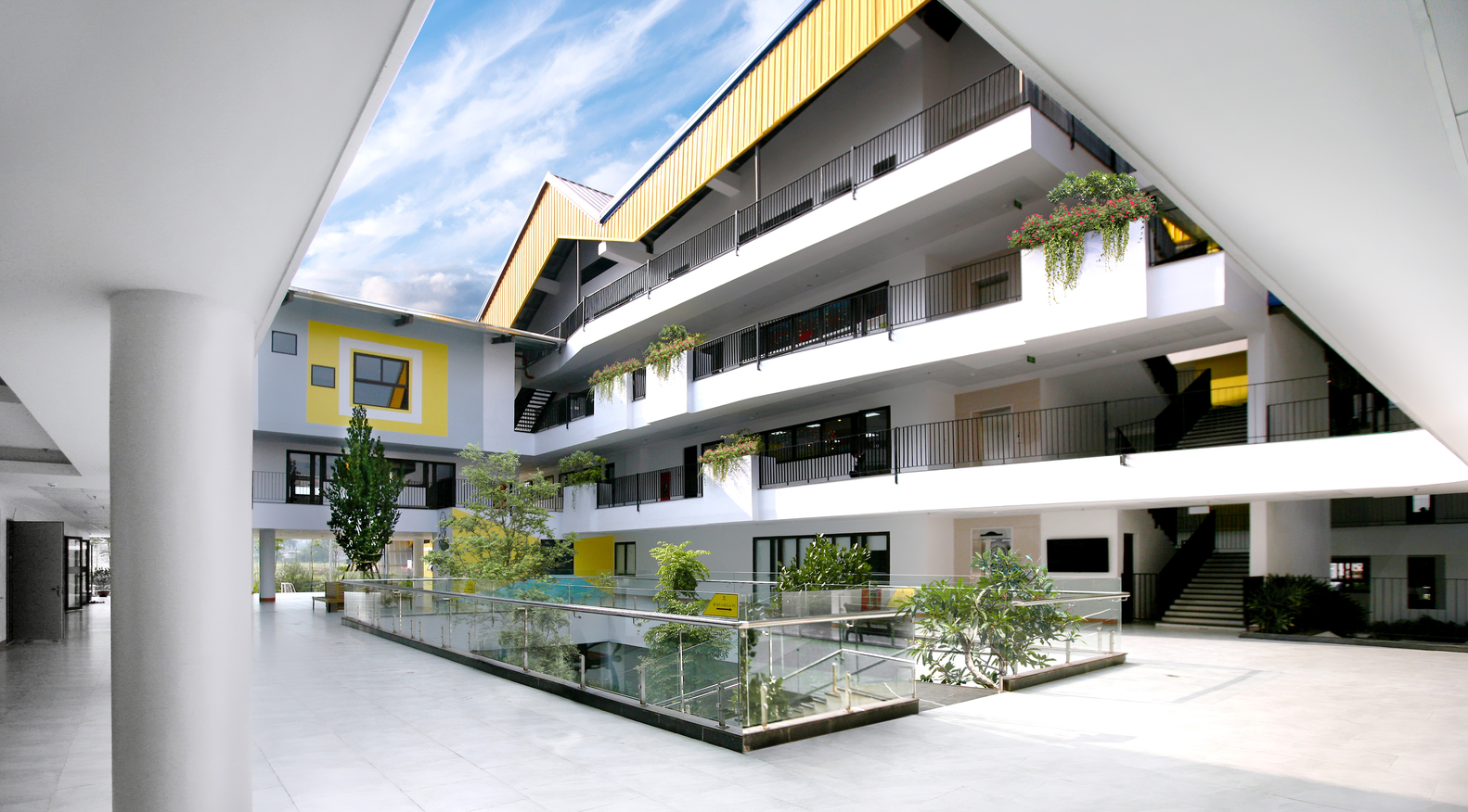 H&igrave;nh ảnh khu vực s&acirc;n trong trường học Dạ Hợp ở H&ograve;a B&igrave;nh