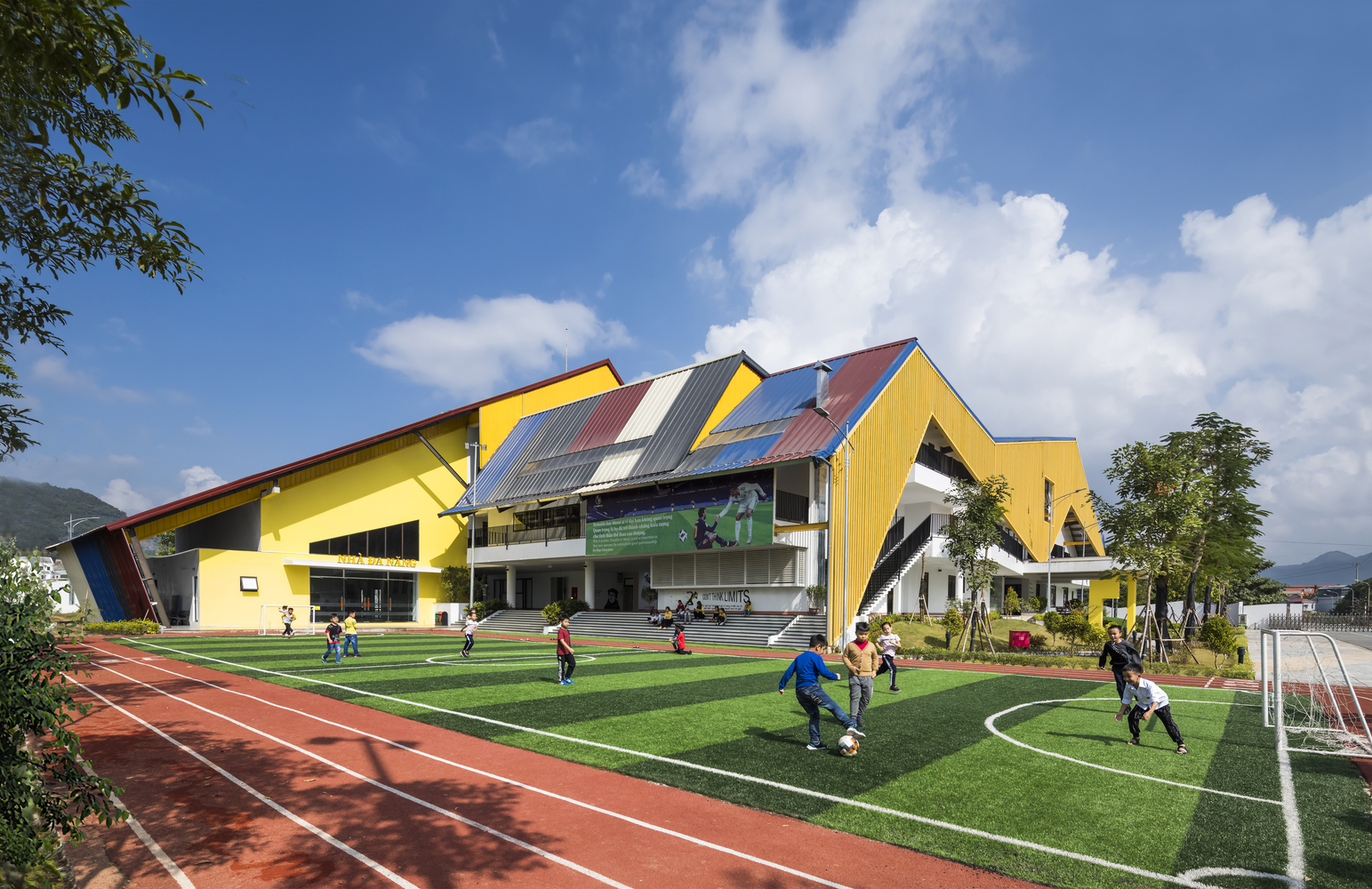 H&igrave;nh ảnh c&aacute;c em học sinh tiểu học đang đ&aacute; b&oacute;ng trong khu&ocirc;n vi&ecirc;n trường tiểu học Dạ Hợp
