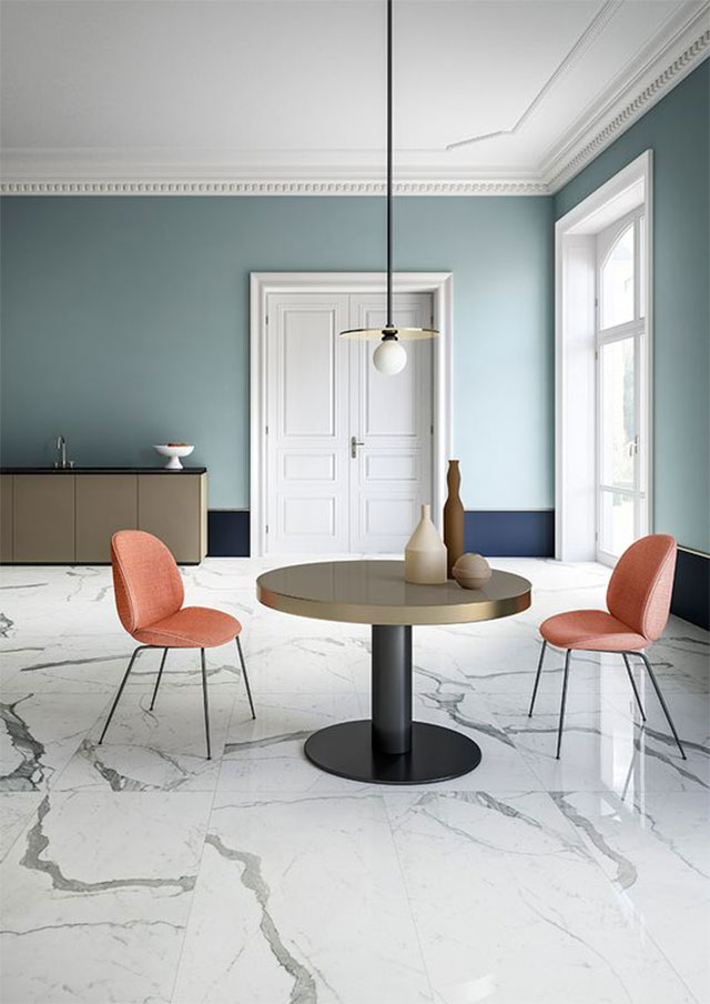 Cận cảnh bộ b&agrave;n ăn 2 người với b&agrave;n tr&ograve;n, ghế tựa m&agrave;u cam đất, đ&egrave;n thả trang tr&iacute;