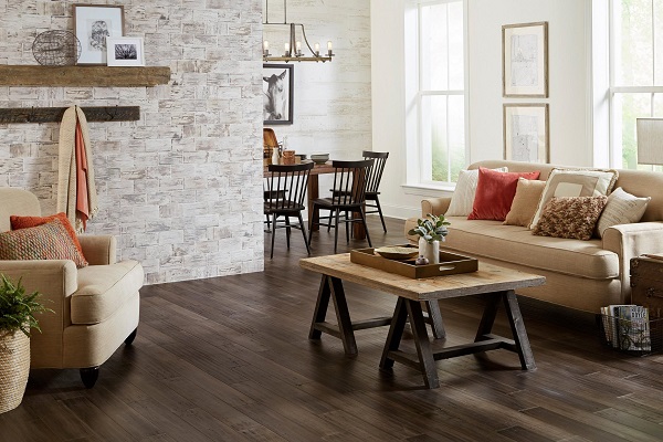 H&igrave;nh ảnh ph&ograve;ng kh&aacute;ch căn hộ phối gạch l&aacute;t v&acirc;n gỗ với sơn tường m&agrave;u trắng, ghế sofa m&agrave;u sữa, b&agrave;n tr&agrave; gỗ