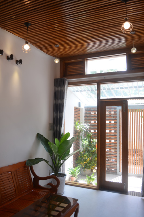 Phòng khách sở hữu tầm nhìn thoáng đãng. tầm nhìn ra bên ngoài từ phòng khách