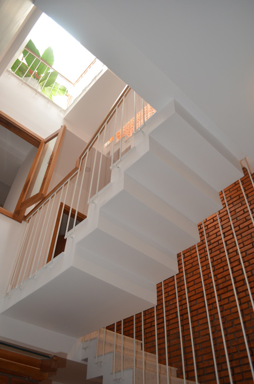 Kiến trúc cầu thang trở nên sống động nhờ tường ốp gạch thẻ. gạch thẻ ốp cầu thang