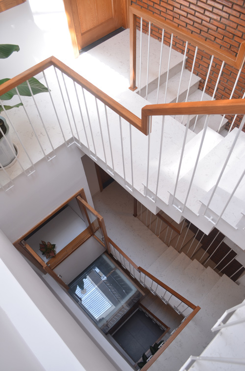 Cha mẹ và con cái cũng dễ dang giao tiếp với nhau hơn nhờ thiết kế này. thiết kế cầu thang kết hợp giếng trời trong nhà ống