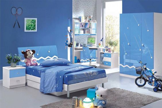 H&igrave;nh ảnh ph&ograve;ng ngủ b&eacute; trai với t&ocirc;ng m&agrave;u xanh dương chủ đạo, b&agrave;n ghế, giường tủ vừa vặn với diện t&iacute;ch ph&ograve;ng