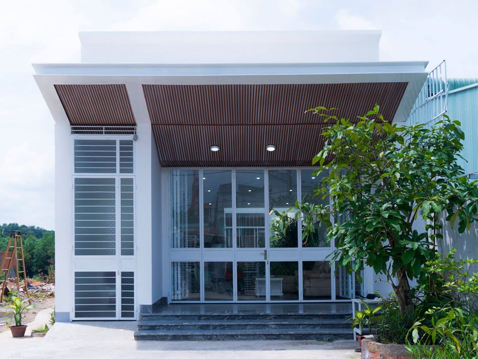 Hình ảnh toàn cảnh mặt tiền ngôi nhà thoáng sáng với màu trắng chủ đạo, cửa kính trong suốt