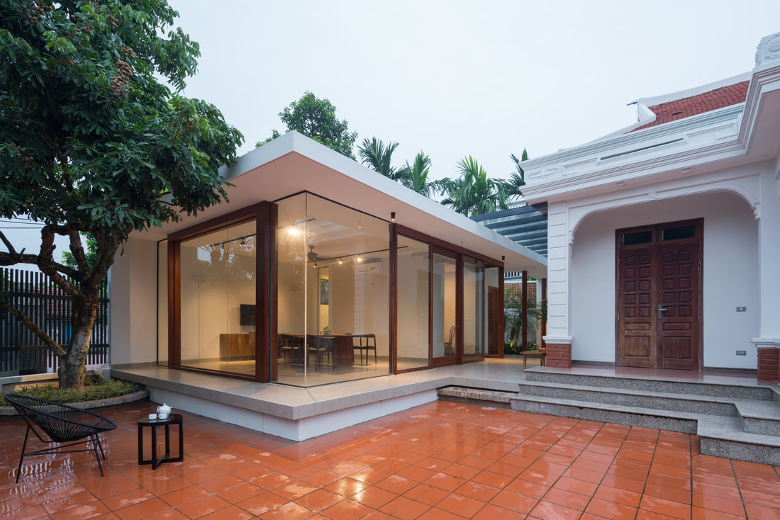 H&igrave;nh ảnh sảnh, s&acirc;n gạch rộng r&atilde;i ph&iacute;a trước ng&ocirc;i nh&agrave; c&oacute; hệ cửa k&iacute;nh lớn