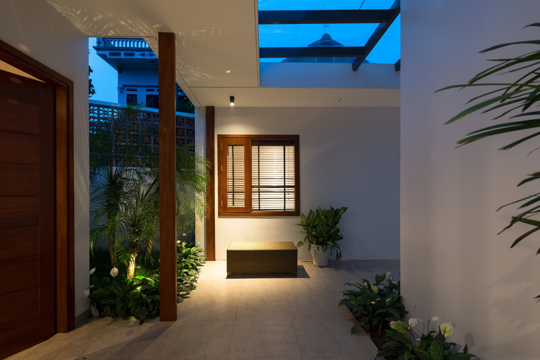 Ảnh chụp lối h&agrave;nh lang tho&aacute;ng s&aacute;ng, ngập tr&agrave;n c&acirc;y xanh trong ng&ocirc;i nh&agrave; ở Hưng Y&ecirc;n.