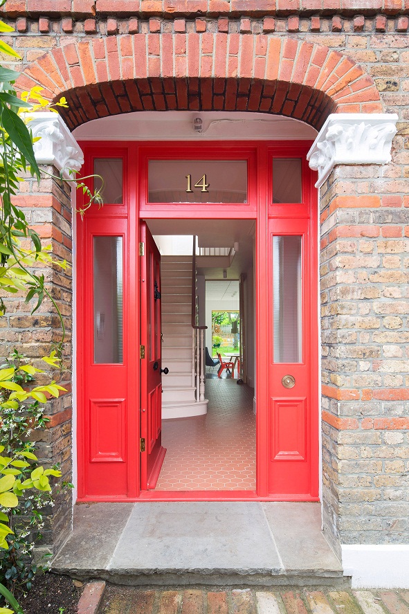 H&igrave;nh ảnh cận cảnh cửa ch&iacute;nh v&agrave;o nh&agrave; được sơn m&agrave;u đỏ cam nổi bật