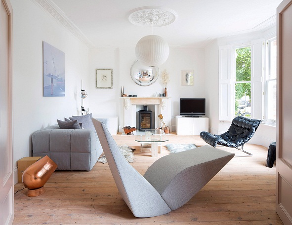 H&igrave;nh ảnh to&agrave;n cảnh ph&ograve;ng kh&aacute;ch rộng tho&aacute;ng với sofa ghi x&aacute;m, ghế da thư gi&atilde;n, ghế b&agrave;nh độc đ&aacute;o, trang tr&iacute; bằng tranh treo tường