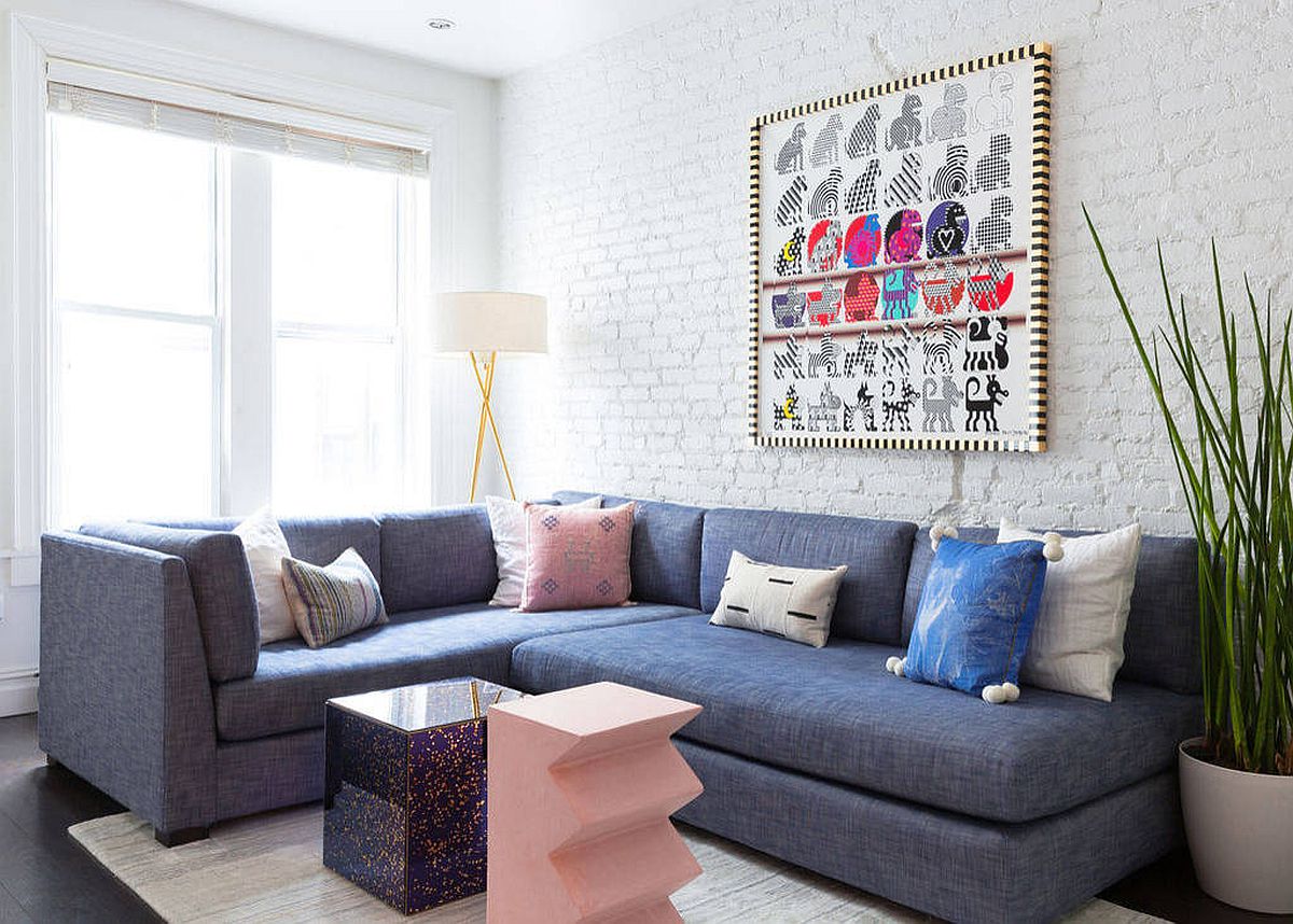 H&igrave;nh ảnh to&agrave;n cảnh ph&ograve;ng kh&aacute;ch nhỏ m&agrave;u trắng sử dụng sofa xanh dương nhạt, tranh treo tường m&agrave;u sắc, phụ kiện m&agrave;u hồng san h&ocirc;