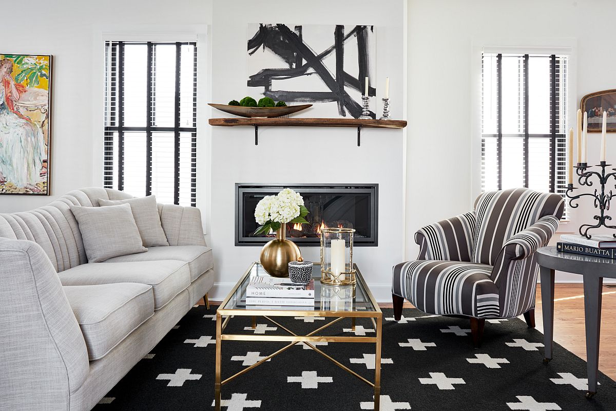 H&igrave;nh ảnh to&agrave;n cảnh ph&ograve;ng kh&aacute;ch với sofa trắng tương phản với thảm trải s&agrave;n v&agrave; nệm bọc ghế kẻ sọc đen trắng.