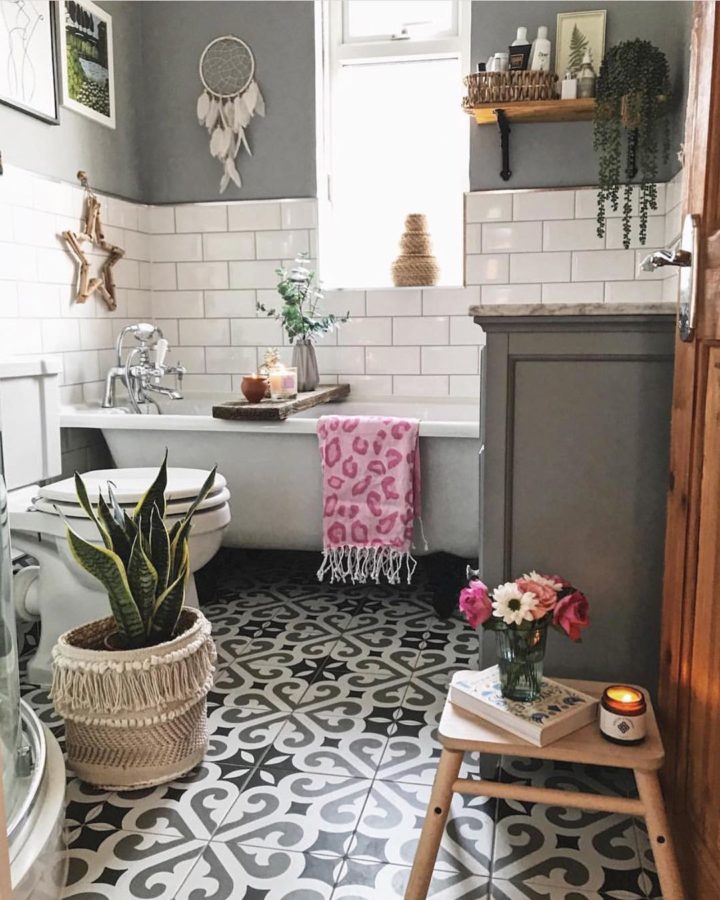 H&igrave;nh ảnh ph&ograve;ng tắm t&ocirc;ng m&agrave;u be chủ đạo, s&agrave;n l&aacute;t gạch b&ocirc;ng họa tiết đen trắng, chậu c&acirc;y lưỡi hổ xanh tốt trang tr&iacute;