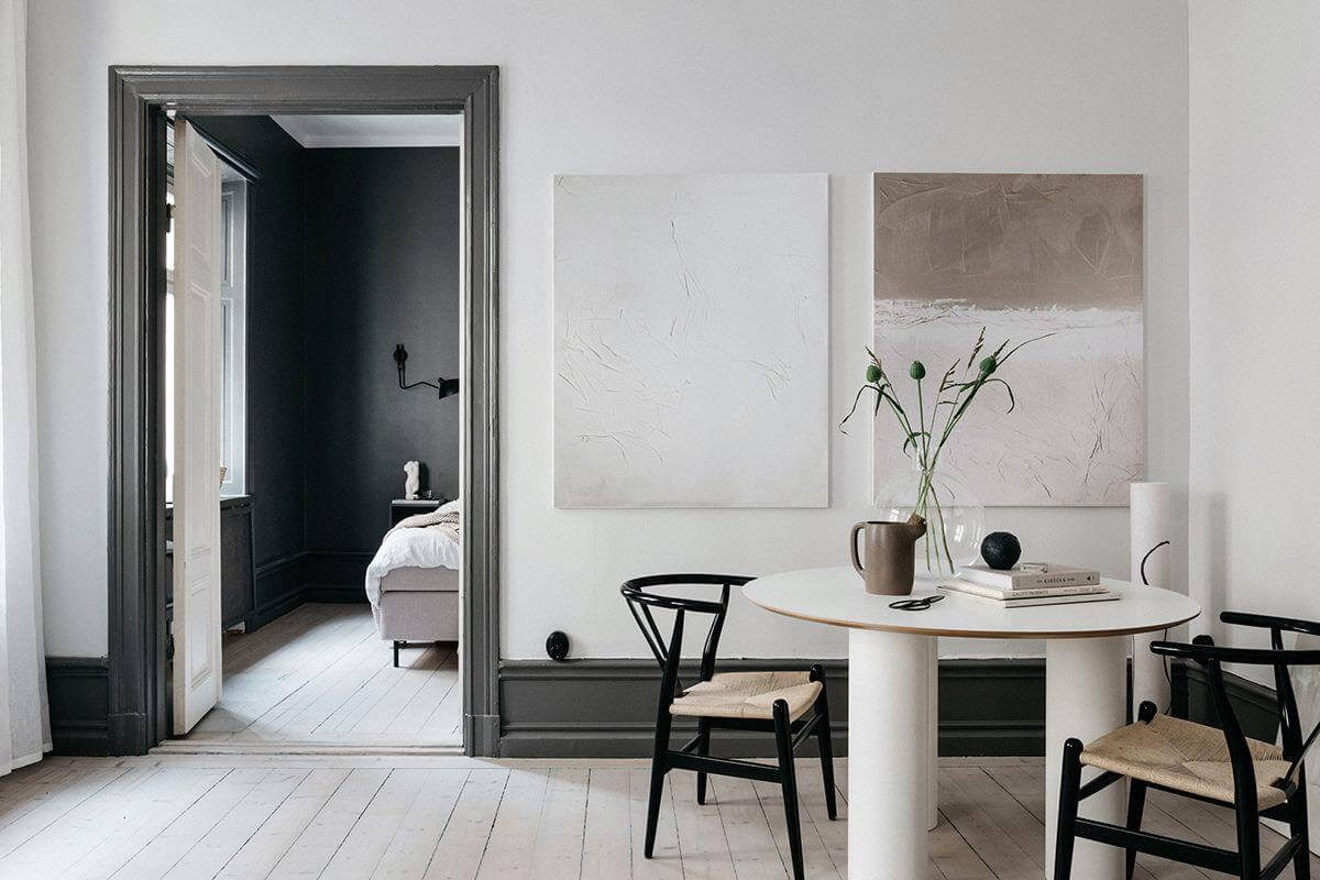 H&igrave;nh ảnh to&agrave;n cảnh ph&ograve;ng ăn với b&agrave;n tr&ograve;n mềm mại, ghế ngồi tựa lưng, tr&ecirc;n b&agrave;n đặt b&igrave;nh c&acirc;y xanh mướt.