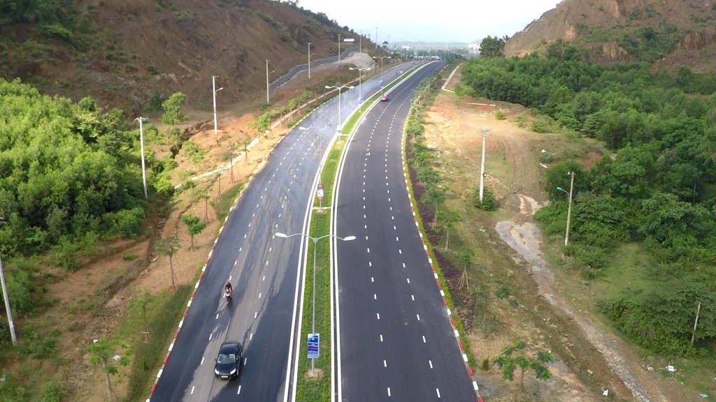 Ảnh chụp tr&ecirc;n cao một đoạn đường Ho&agrave;ng Văn Th&aacute;i nối d&agrave;i, hai b&ecirc;n l&agrave; đồi n&uacute;i.