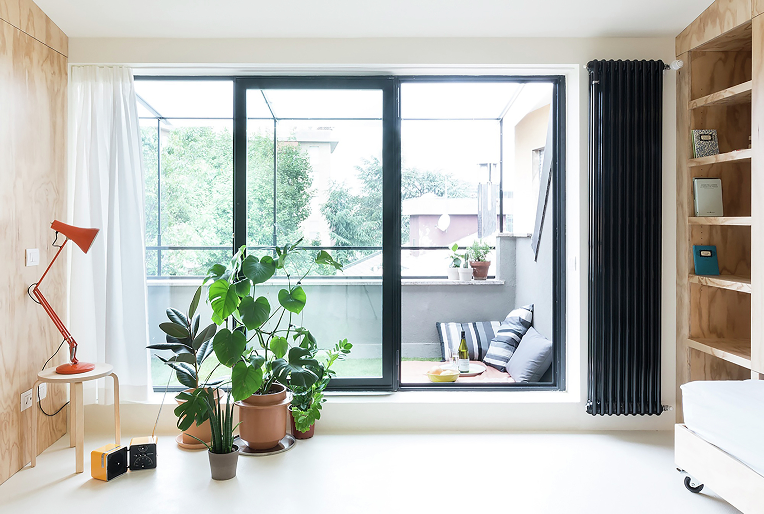 Hình ảnh ban công căn hộ 28m2 nhìn từ phòng khách căn hộ