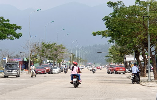 con đường có người đi lại ở Đà Nẵng