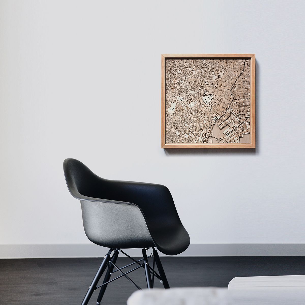 Bản đồ gỗ 3D trang trí tường phòng ngủ Hình ảnh một góc phòng ngủ với ghế ngồi màu đen, bản đồ gỗ 3D treo tường