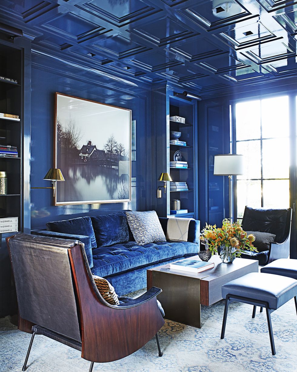 H&igrave;nh ảnh một g&oacute;c ph&ograve;ng kh&aacute;ch với tường, sofa, ghế tựa đều t&ocirc;ng m&agrave;u xanh dương đậm