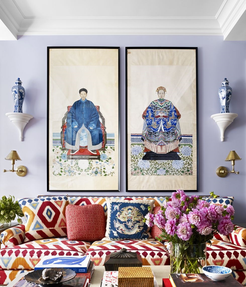 H&igrave;nh ảnh một g&oacute;c ph&ograve;ng kh&aacute;ch với m&agrave;u sơn x&aacute;m l&ocirc;ng m&egrave;o, tranh treo cổ điển, ghế sofa m&agrave;u sắc nổi bật