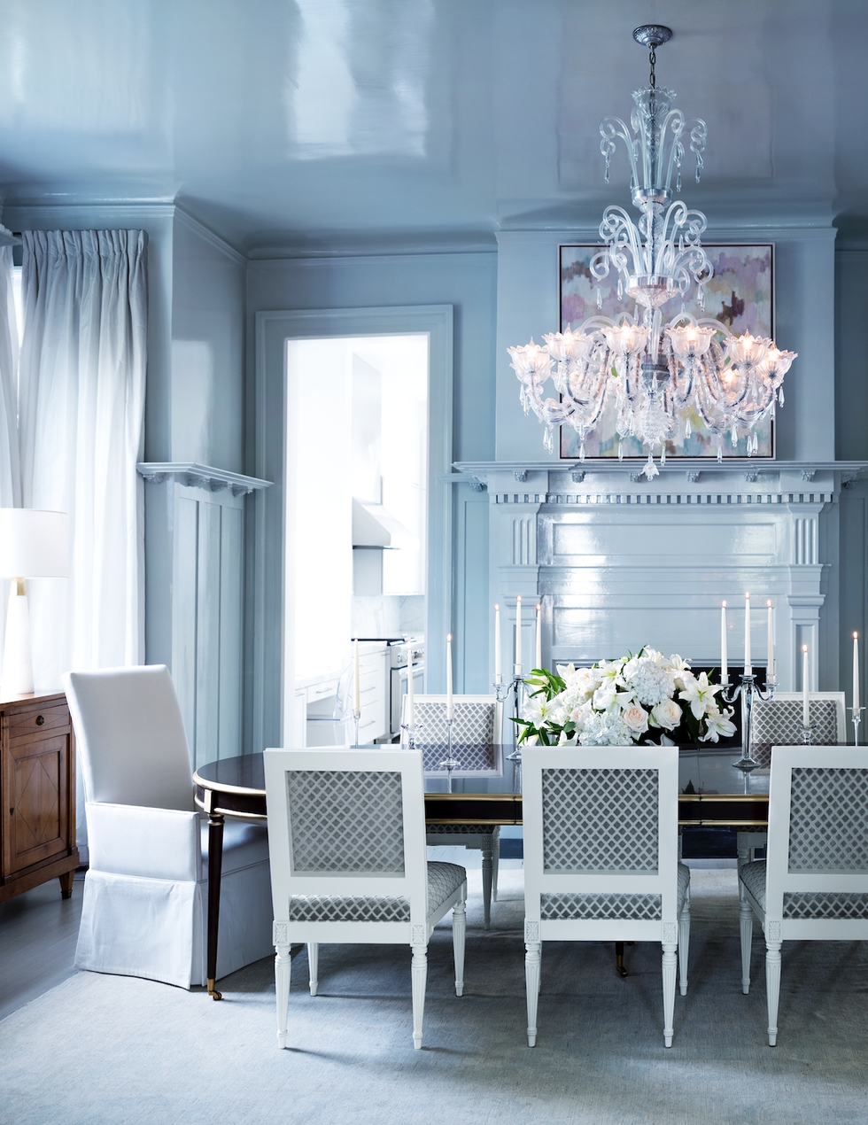 H&igrave;nh ảnh to&agrave;n cảnh ph&ograve;ng ăn t&ocirc;ng m&agrave;u xanh da trời nhạt với b&agrave;n h&igrave;nh elip, ghế ngồi c&oacute; tựa lưng