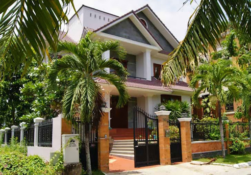 Nhà ở hợp phong thủy cho tuổi 1982. Bên ngoài một biệt thự mái thái có hàng rào và cây xanh bao quanh