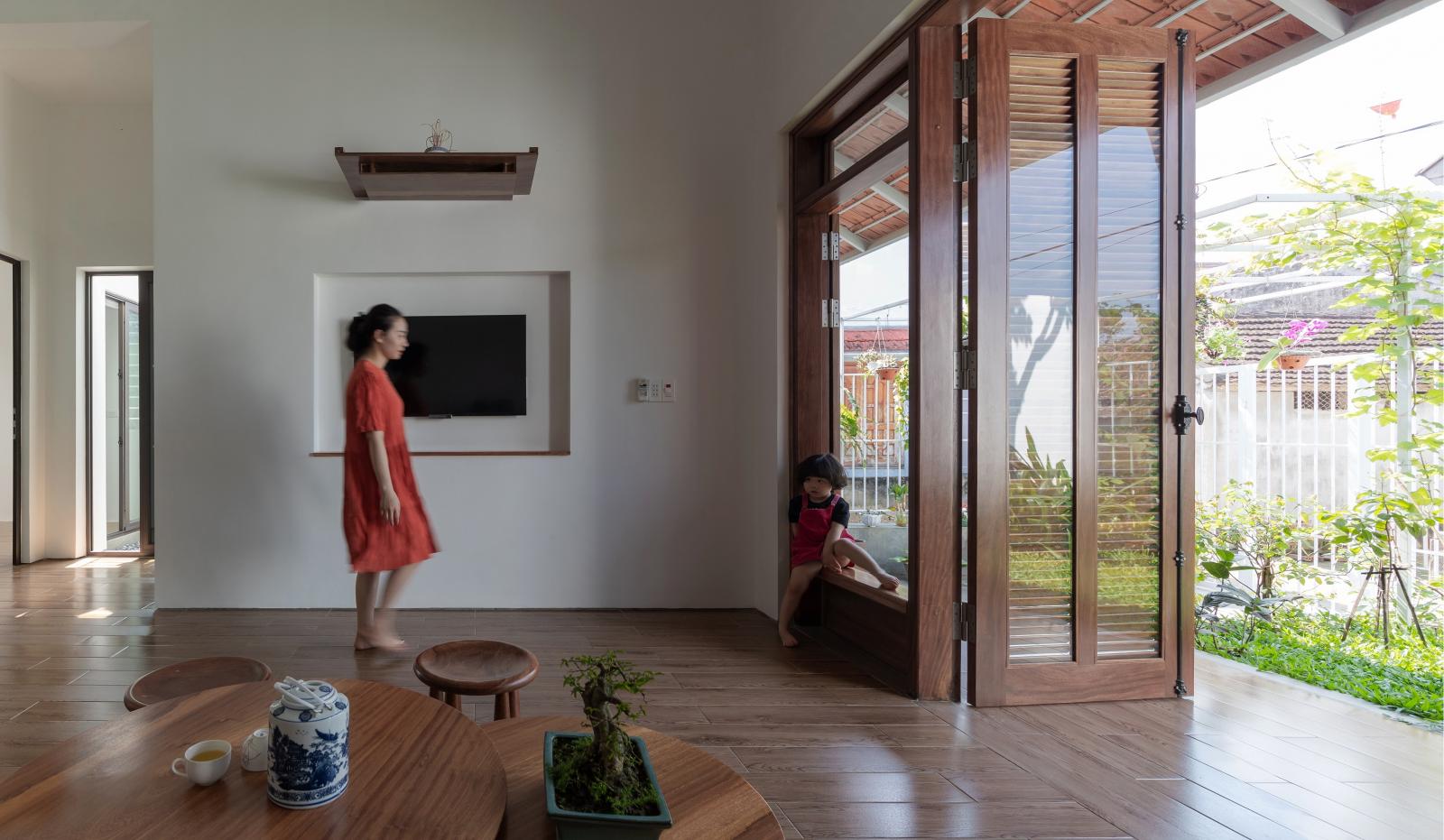 Hình ảnh một góc phòng khách với hai mẹ con đang vui đùa