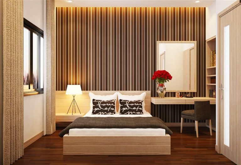 Hình ảnh phòng ngủ dành cho người cao tuổi với giấy dán tường kẻ sọc tạo điểm nhấn đầu giường