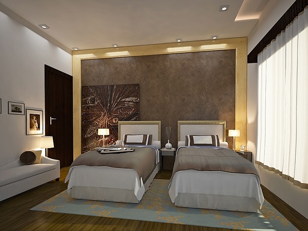 Hình ảnh phòng ngủ cho người cao tuổi với giường đôi êm ái, cạnh đó là sofa màu trắng, tranh treo tường, đầu giường trang trí ấn tượng